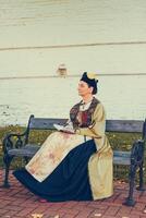 Porträt von Frau gekleidet im historisch Barock Kleider foto