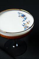 alkoholisch trinken. ein Cocktail mit Elite Alkohol auf dunkel schwarz Hintergrund foto