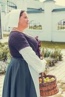 Porträt von Brünette Frau gekleidet im historisch Barock Kleider mit alt Mode Frisur foto