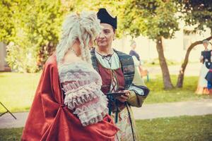 Porträt von zwei Frau gekleidet im historisch Barock Kleider foto