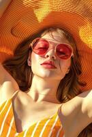 ein schön Frau tragen Sonnenbrille und ein Gelb gestreift Kleid und Orange Hut Lügen im das Sonne. Illustration. foto