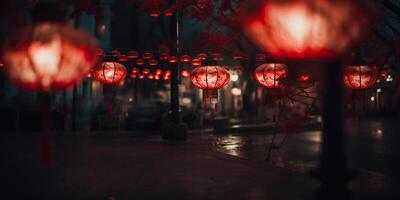 Chinesisch Laternen hängend auf das Seile um ein Straße beim Nacht, Hintergrund, Postkarte, Chinesisch Neu Jahr Laternen im China Stadt, Dorf beim dunkel Nacht foto