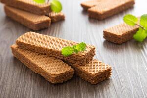 Schokolade Wafer Keks auf hölzern Tabelle foto