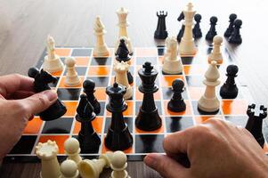 Hand ziehen um ein Schach Stück foto