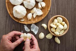 frischer Knoblauch auf Holztisch foto