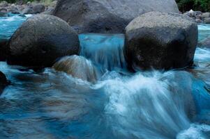 Wasserfall mit Türkis Wasser und Felsen Klippen foto