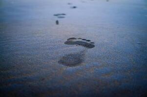 Sohlen von Füße, Fußabdrücke auf das Strand Sand foto