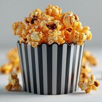 Kino Popcorn im schwarz und Weiß gestreift Box auf Weiß Hintergrund foto