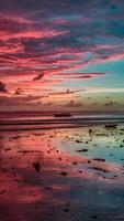 beschwingt Sonnenuntergang Farben reflektieren auf Ruhe Meer mit Boot Silhouette auf still Strand Vertikale Handy, Mobiltelefon Hintergrund foto