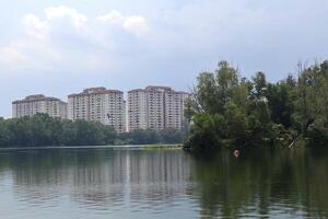 Aufgabe biru ist ein heiter Blau See, eingebettet im ein szenisch Landschaft, ist ein Freizeit Oase gerade 30 Protokoll von kuala lumpur, Zeichnung Touristen mit es ist natürlich locken. foto