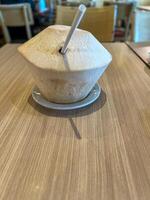 Kokosnuss im Schale mit ein recycelbar Stroh foto