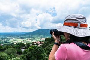 Touristen, die ein Foto von Naturlandschaften machen