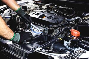 Auto Mechaniker mit ein Schlüssel zu Reparatur Auto Motor , Auto Instandhaltung Bedienung Konzept foto
