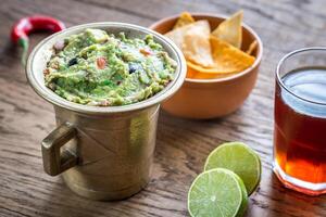 Guacamole mit Tortillachips foto