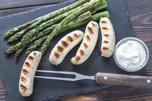 gegrillt Würste mit Spargel und cremig Knoblauch Soße foto