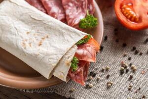 Tortilla mit Wurst und Tomaten foto