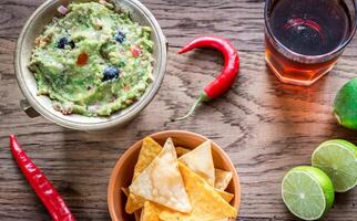 Guacamole mit Tortillachips foto