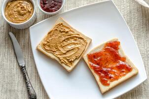 Sandwiches mit Erdnuss Butter und Erdbeere Gelee foto