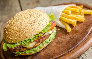 Hamburger und Pommes foto