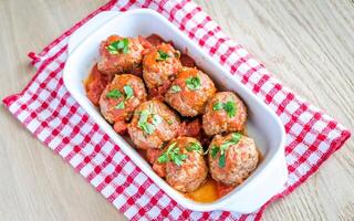 Fleischbällchen mit Tomatensauce und Parmesan foto