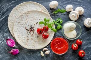 Pizza Zutaten auf das dunkel hölzern Hintergrund foto