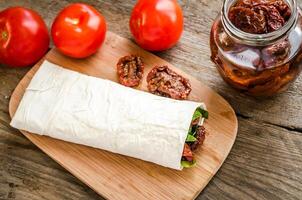 Tortilla mit Sonne getrocknet Tomaten foto