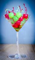 glasiert Kirschen im Martini Glas foto