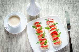 Baiser Kuchen mit Sahne und frisch Erdbeeren foto