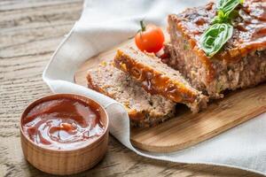 Hackbraten mit Barbecue-Sauce auf dem Holzbrett foto