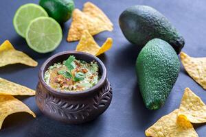 Schüssel von Guacamole Hummus foto