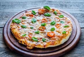 Pizza Margherita hausgemacht foto