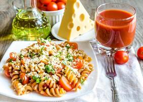 ganze Hitze Fusilli Pasta mit Käse und Kirsche Tomaten foto