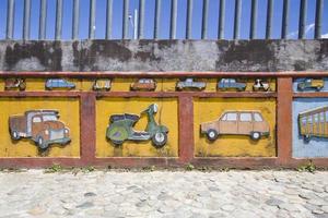 Guatape, Kolumbien, 11. September 2019 - Detail von der bunten Fassade des Gebäudes in Guatape, Kolumbien. Jedes Gebäude in der Stadt Guatape hat helle Farbkacheln entlang des unteren Teils der Fassade. foto