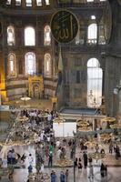 Istanbul, Türkei, 18. Juni 2019 - Unbekannte Personen im Inneren der Hagia Sophia in Istanbul, Türkei. fast 500 Jahre lang diente die Hagia Sophia als Vorbild für viele andere osmanische Moscheen. foto