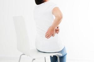 Frau mit Rückenschmerzen auf weißem Hintergrund Textfreiraum isoliert foto