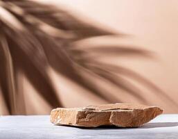 Stein Podium Beige Konzept mit verschwommen Hintergrund mit Licht Schatten foto