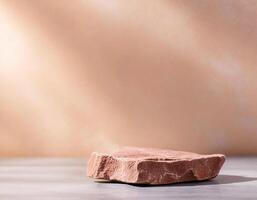 Stein Podium Beige Konzept mit verschwommen Hintergrund mit Licht Schatten foto