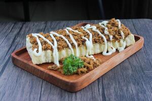 Vorderseite Aussicht Toast mit geschreddert Rindfleisch gekrönt mit Mayonnaise. foto