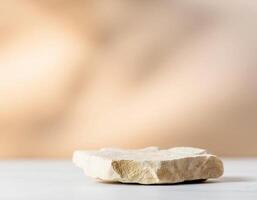 Stein Podium Beige Konzept mit verschwommen Hintergrund mit Licht Schatten foto