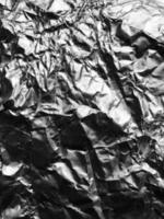 die Oberfläche der Aluminiumfolienstruktur für Hintergrund- und Designmaterialien. zerknitterte Textur-Sammlung von Silberfolie. abstrakter faltiger Musterhintergrund. foto