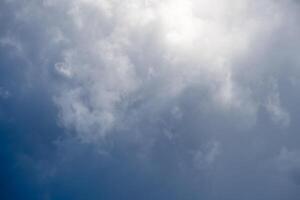 schöne Wolkenkleckse am Himmel. Naturhintergründe für Design, Präsentationen, Hintergrundbilder usw. Landschaftsfotografie mit Cloudscape-Thema foto