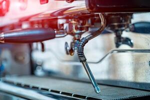 Gießen von Kaffee mavhine. Kaffee Herstellung mit Besondere Fachmann Maschine. foto