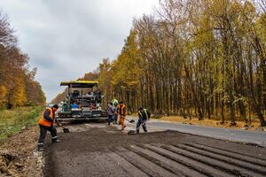 Autobahn konstruktiv Arbeiten. modern Straße reparieren Team. foto