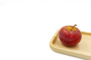 Äpfel auf einem Holzteller foto