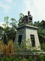 Surakarta, zentral Java, Indonesien April 11, 2024. das Statue von Herr Soekarno Sitzung während lesen ein Buch, Statue von das zuerst Präsident von das republik Indonesien beim Mann Stadion. foto