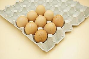 Eier im Karton isoliert auf weißem Hintergrund foto