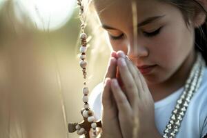 zuerst Gemeinschaft Freude - - herzerwärmend Momente von jung Gläubige im Weiß Kleider, feiern diese heilig Christian Sakrament mit Glaube, Reinheit, Geist von spirituell Wachstum im unvergesslich Kirche Zeremonie. foto