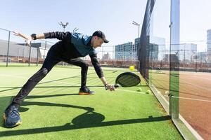 Porträt von ein europäisch Mann Padel Tennis Spieler spielen auf das draussen Gericht foto