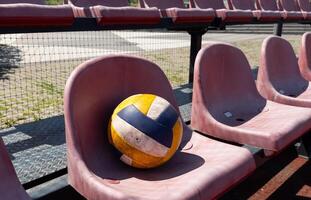 Volleyball Ball auf Bank auf das Sport Tribun foto