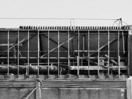 verlassen Fabrik Ruinen im schwarz und Weiß foto